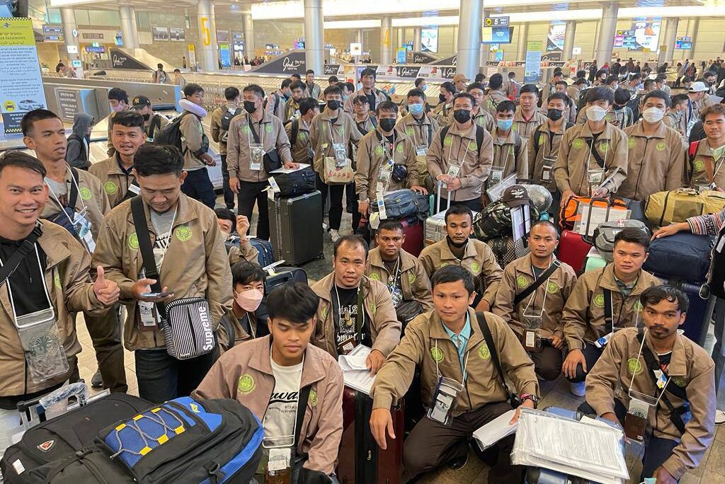 עובדים זרים מתאילנד בנתב"ג, עם הגעתם לארץ לעבודה בחקלאות  (צילום ארכיון: רשות האוכלוסין וההגירה)