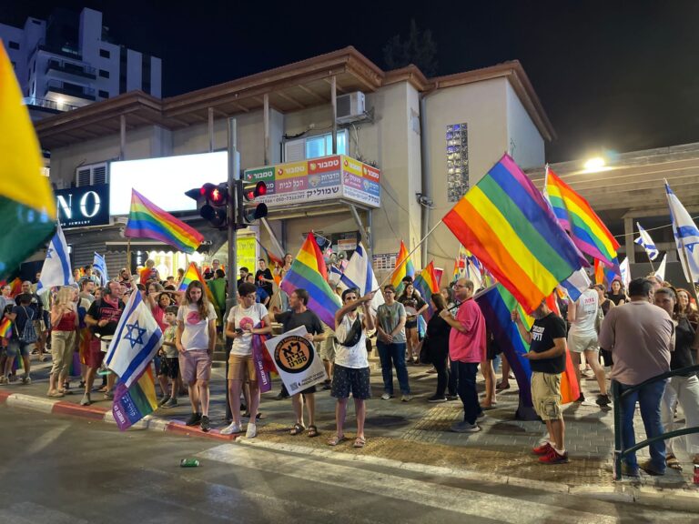 הפגנה ברחובות במחאה על תקיפת להט"ב בעיר. האגודה למען הלהט"ב היא ארגון זכויות האדם הלהט"בי הוותיק והמרכזי בישראל (צילום: אוראל רגינסקי)