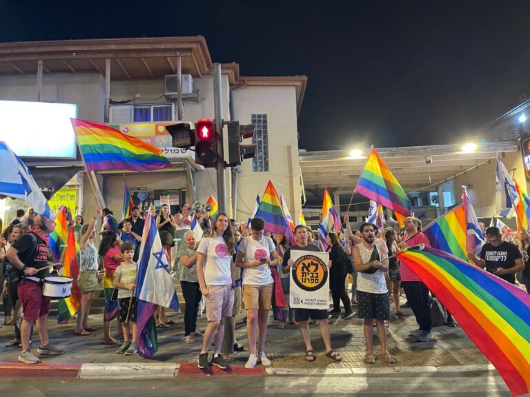 הפגנה ברחובות במחאה על תקיפת להט"ב בעיר (צילום: אוראל רגינסקי)