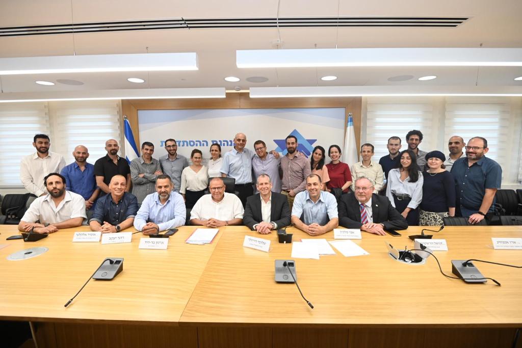 Histadrut Chairman Arnon Bar-David (pictured center) at the signing of the public sector wage agreement. (Photo: Histadrut)