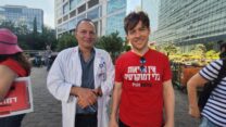 ד"ר רון צ'ליק (משמאל) וד"ר אהרון בילק, בהפגנת רופאים בבית החולים איכילוב בתל אביב במהלך שביתה של ההסתדרות הרפואית נגד הרפורמה במערכת המשפט (צילום: דפנה איזברוך)