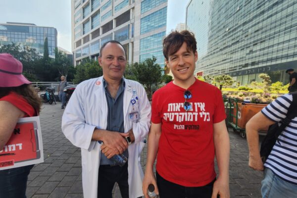 ד"ר רון צ'ליק (משמאל) וד"ר אהרון בילק, בהפגנת רופאים בבית החולים איכילוב בתל אביב במהלך שביתה של ההסתדרות הרפואית נגד הרפורמה במערכת המשפט (צילום: דפנה איזברוך)