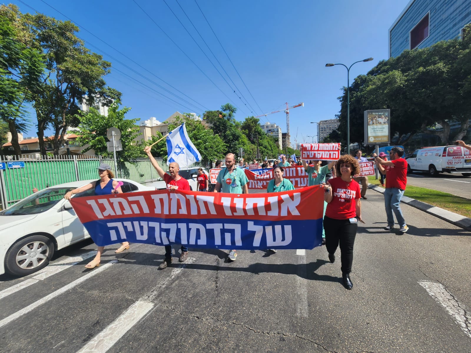 הפגנת רופאים בבית החולים איכילוב בתל אביב במהלך שביתה של ההסתדרות הרפואית נגד הרפורמה במערכת המשפט (צילום: דפנה איזברוך)