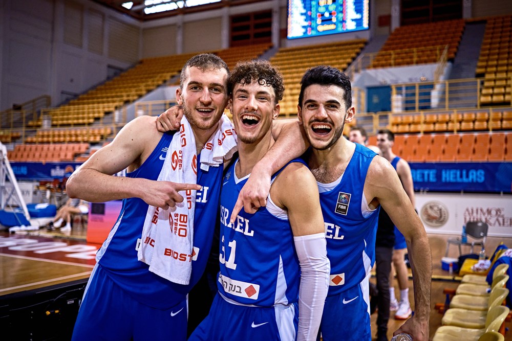 שחקני נבחרת העתודה בכדורסל חוגגים את הניצחון על בלגיה בחצי גמר אליפות אירופה 2023 (צילום: Fiba.com)