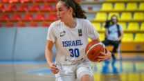 אמי רינת, שחקנית נבחרת העתודה של ישראל בכדורסל. "אני חושבת שאנחנו לא נופלות מאף נבחרת בטורניר" (צילום: FIba.com)