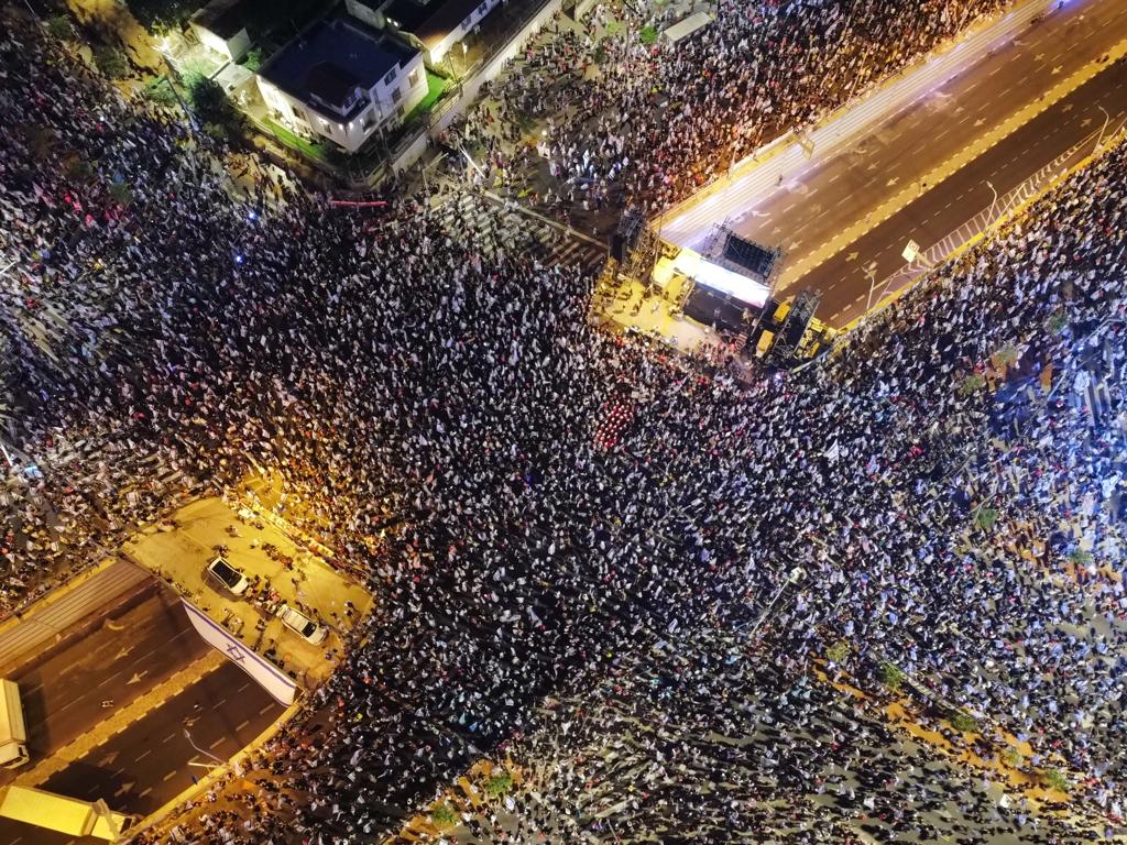 הפגנת מחאה נגד הרפורמה המשפטית בשדרות קפלן בתל אביב (צילום: איתן סלונים)