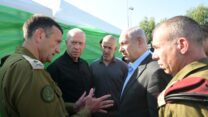 המזכיר הצבאי של רה"מ האלוף אבי גיל, ראש הממשלה בנימין נתניהו (שני מימין), ראש השב"כ רונן בר, שר הביטחון יואב גלנט והרמטכ"ל הרצי הלוי בהערכת מצב ביטחונית בבסיס בית ליד, במהלך מבצע בית וגן בג'נין (צילום: עמוס בן גרשום / לע"מ)