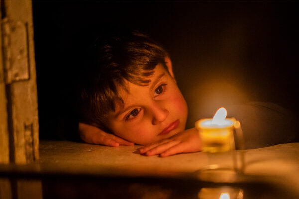 ילד בביתו ברפובליקת ארצאך הנצורה (צילום: מרכז המידע של ארצאך)