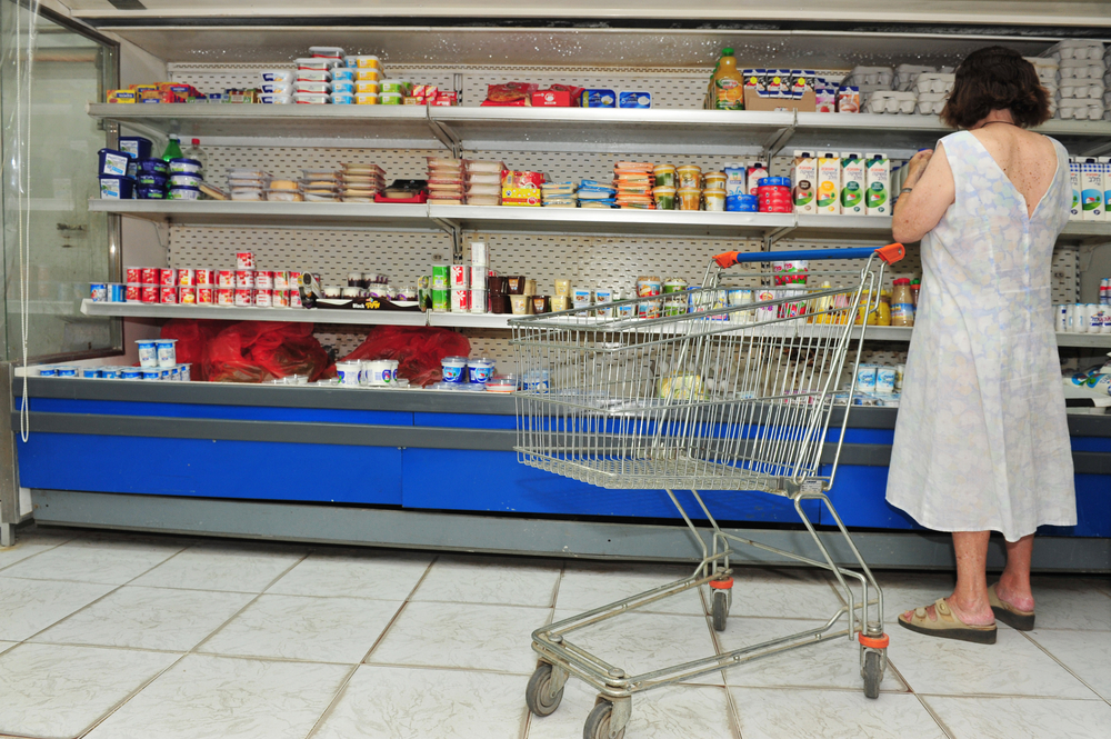 אשה בסופרמרקט באשדוד. למצולמת אין קשר לכתבה (צילום ארכיון: shutterstock)