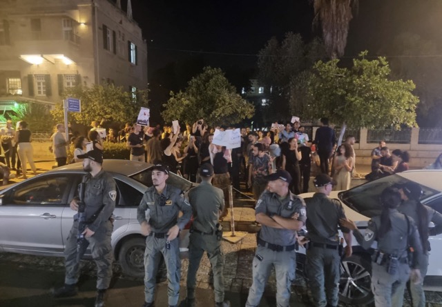 מהומות בחיפה נגד מבצע ״בית וגן״ בג׳נין (צילום: דוברות המשטרה) מהומות בחיפה נגד מבצע ״בית וגן״ בג׳נין (צילום: דוברות המשטרה)