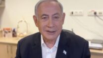ראש הממשלה בנימין נתניהו בסרטון מחדרו בבית החולים שיבא, לאחר שעבר השתלת קוצב לב (צילום: צילום מסך, עמוד הפייסבוק של נתניהו מתוך סעיף 27א׳ לסעיף זכויות יוצרים)