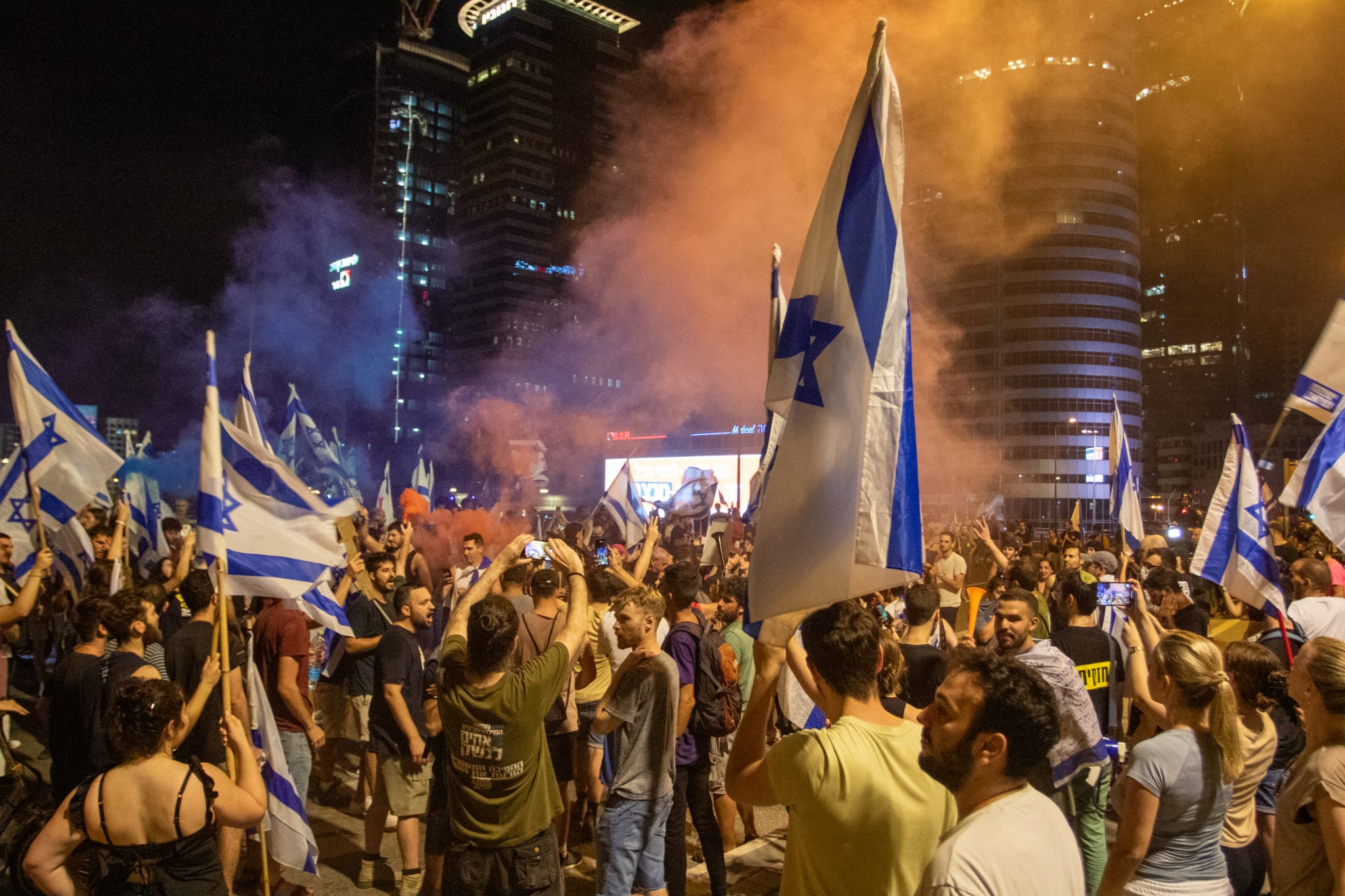 מפגינים נגד הרפורמה המשפטית באיילון דרום בתל אביב, סמוך לגשר מודעי (צילום: גלעד פירסט)