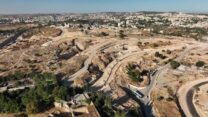 חפירת אמת המים העליונה בגבעת המטוס (צילום: אמיל אלג'ם רשות העתיקות)