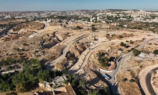 חפירת אמת המים העליונה בגבעת המטוס (צילום: אמיל אלג'ם רשות העתיקות)
