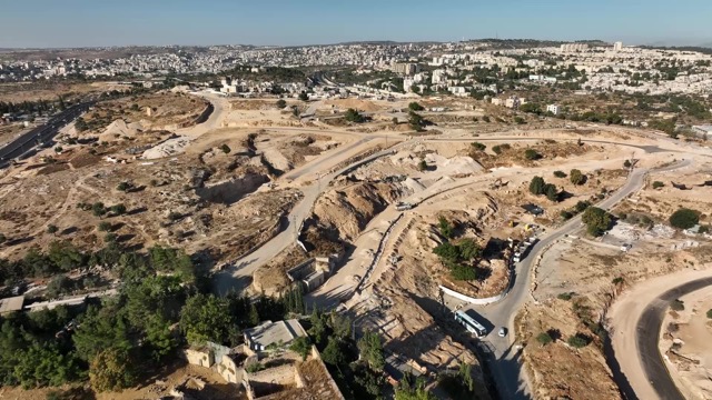 חפירת אמת המים העליונה בגבעת המטוס (צילום: אמיל אלג'ם רשות העתיקות) חפירת אמת המים העליונה בגבעת המטוס (צילום: אמיל אלג'ם רשות העתיקות)
