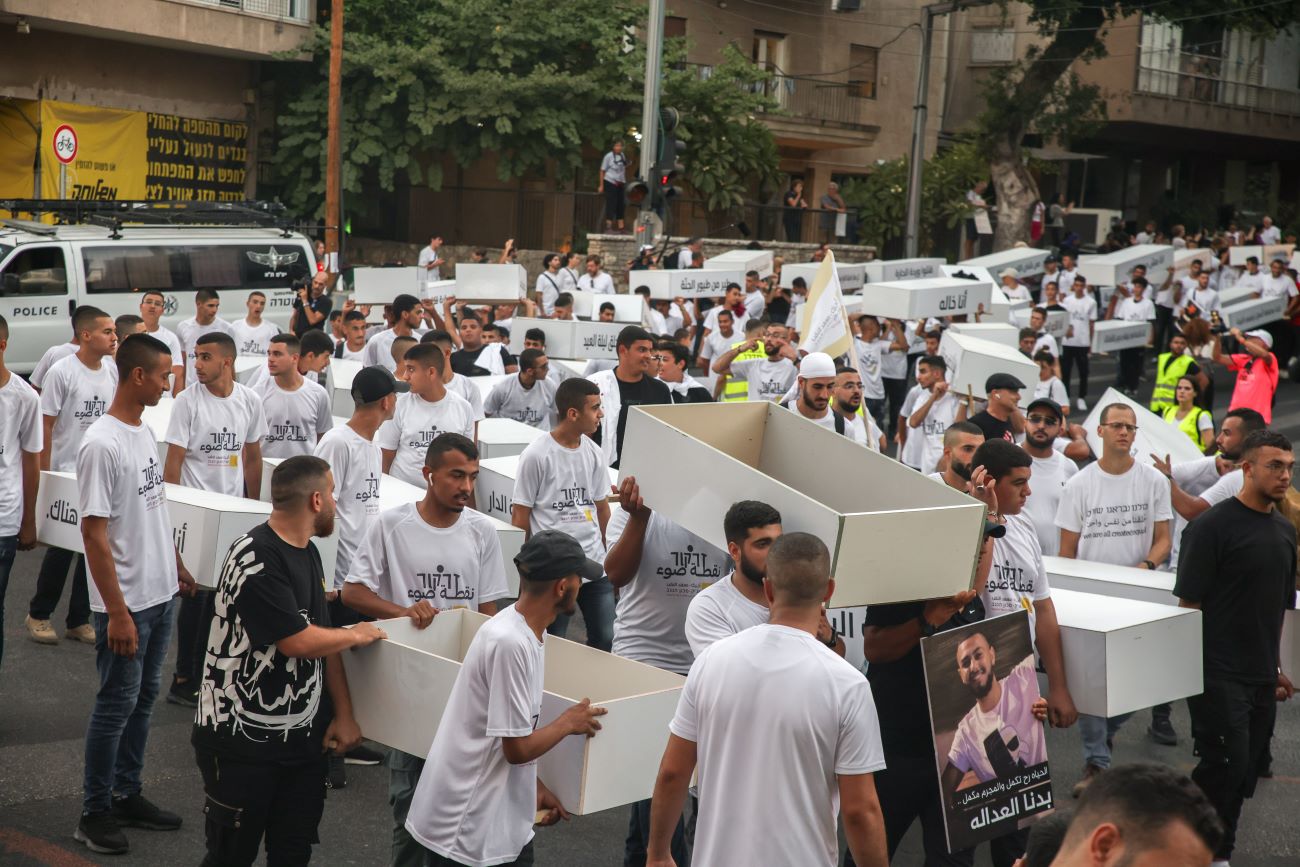 مظاهرة احتجاجا على العنف في المجتمع العربي في تل أبيب (الصورة: كاديا ليفي)