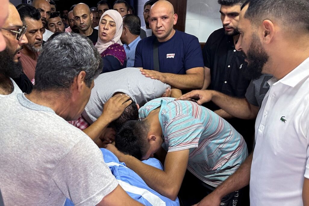 אבלים על מותו של פלסטיני בן 19 שנהרג במהלך עימותים עם מתנחלים, בבית חולים ברמאללה (צילום:  רויטרס/עלי סוואפטה)