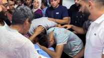 אבלים על מותו של פלסטיני בן 19 שנהרג במהלך עימותים עם מתנחלים, בבית חולים ברמאללה (צילום:  רויטרס/עלי סוואפטה)