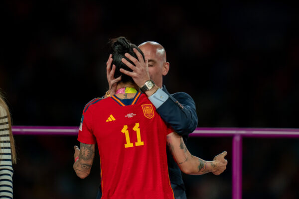 נשיא התאחדות הכדורגל של ספרד, לואיס רוביאלס, מנשק את שחקנית נבחרת ספרד ג'ני הרמוסו, אחרי הזכייה במונדיאל הנשים (צילום: Sports Press Photo via Reuters Connect)