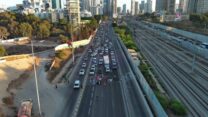 מפגינים חוסמים את כביש איילון צפון (קרדיט: ארגוני המחאה)