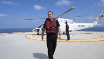 שר האנרגיה ישראל כ"ץ על אסדת גז. (צילום: שלומי אמסלם, לע"מ)