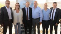 קופטאן חלבי, יו״ר העמותה לקידום החייל הדרוזי (מימין); איל הנס, ראש אגף והקרן לחיילים משוחררים במשרד הביטחון - שילוב החיילים הדרוזים; דובי אמיתי, יו״ר נשיאות המגזר העסקי והפורום הכלכלי-חברתי; ניר ברקת, שר הכלכלה; עינת זינגר דן, מנכ"לית הפורום הכלכלי-חברתי וראש מנהלת המעסיקים; ורן בר, מנכ"ל מרכז החדשנות DTEC ע"ש שיח' אמין טריף, בטקס הנחת אבן הפינה למרכז החדש (צילום: עוז שכטר)