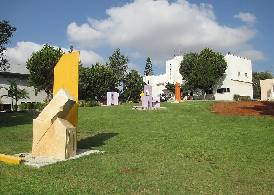 כפר הנוער עיינות (צילום: אבישי טייכר פיקיויקי ישראל / ויקימדיה קומונס) כפר הנוער עיינות (צילום: אבישי טייכר פיקיויקי ישראל / ויקימדיה קומונס)