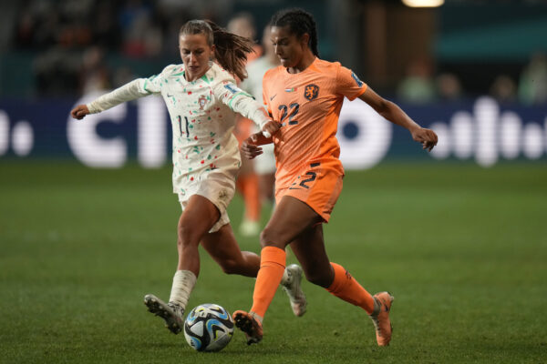 אסמה ברוגטס (מימין) מנבחרת הולנד מול פורטוגל, בשלב הבתים של מונדיאל נשים 2023 (צילום: AP Photo/ Alessandra Tarantino)