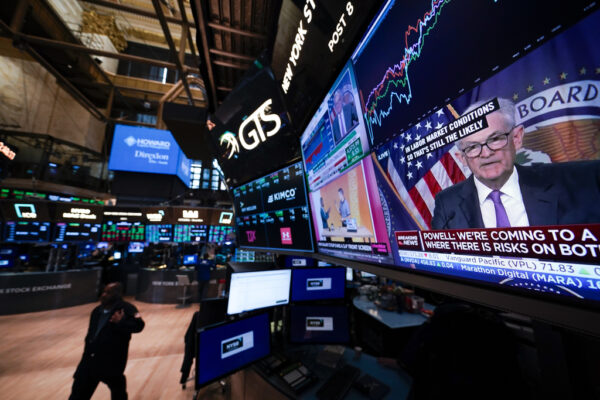 מסך טלוויזיה בבורסה בניו יורק מקרין מסיבת עיתונאים של נשיא הפד ג'רום פאוול (AP Photo/Seth Wenig)