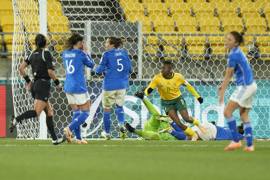 טמבי קגאטלאנה חוגגת לאחר שהבקיעה את שער הניצחון לדרום אפריקה על איטליה, בשלב הבתים של מונדיאל נשים 2023 (צילום: AP/Alessandra Tarantino)