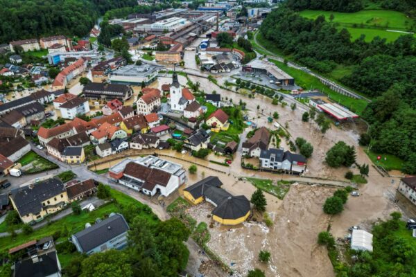 הצפות בסלובניה עקב סופת שטפונות קשה. גשמים עזים גרמו לשיטפונות ומפולות, חסמו כבישים וגשרים, הציפו מבנים (צילום AP/Gregor Ravnjak)