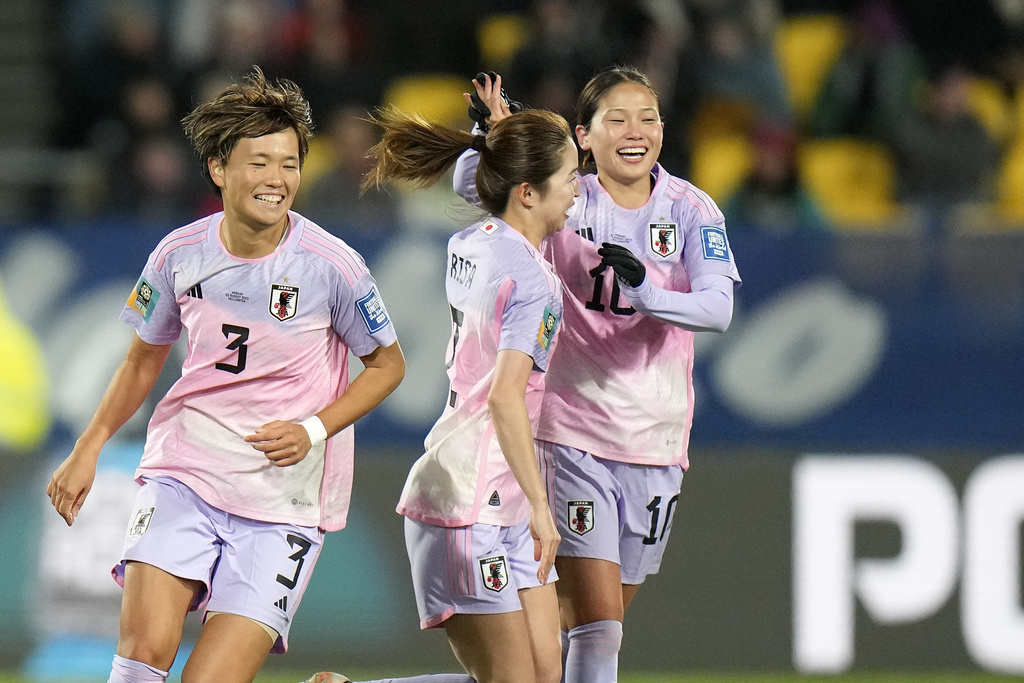 שחקניות נבחרת יפן חוגגות שער מול נורבגיה, בשמינית גמר מונדיאל נשים 2023 (צילום: AP/Alessandra Tarantino)