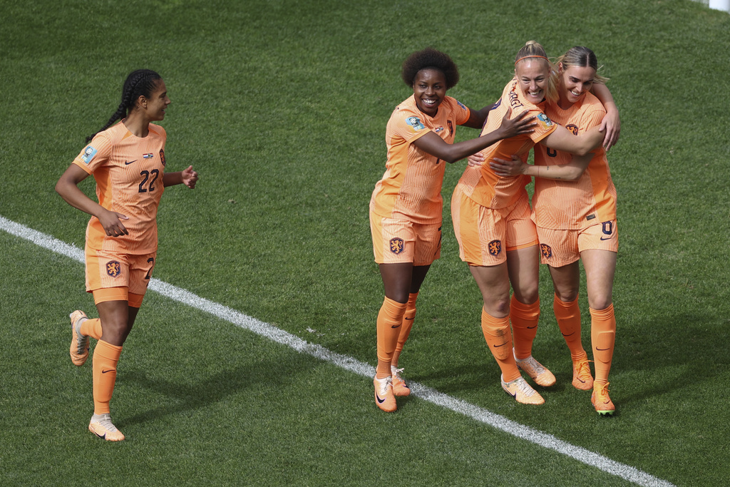 שחקניות נבחרת הולנד חוגגות שער מול דרום אפריקה, בשמינית גמר מונדיאל נשים 2023 (צילום: AP/Sophie Ralph)