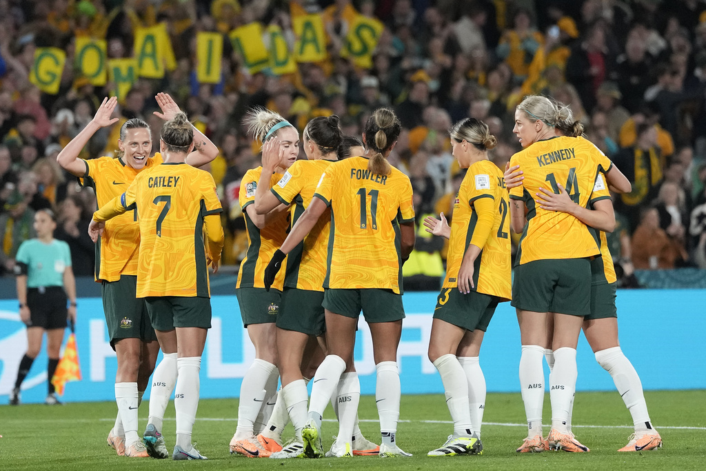 שחקניות נבחרת אוסטרליה חוגגות שער מול דנמרק, בשמינית שגמר מונדיאל נשים 2023 (צילום: AP/Rick Rycroft)