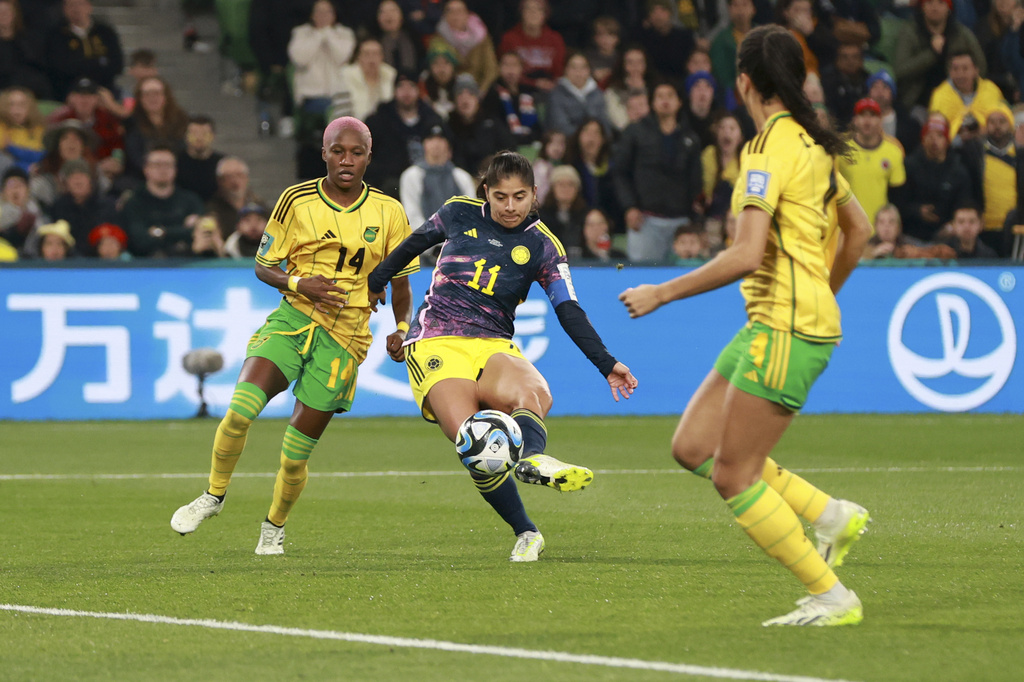 קטלינה אוסמה מנבחרת קולומביה מבקיעה מול ג'מייקה בשמינית גמר מונדיאל נשים 2023 (צילום: AP/Hamish Blair)