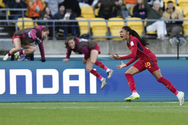 סלמה פאראלואלו מנבחרת ספרד חוגגת את שער הניצחון על הולנד ברבע גמר מונדיאל נשים 2023 (צילום: AP/Alessandra Tarantino)