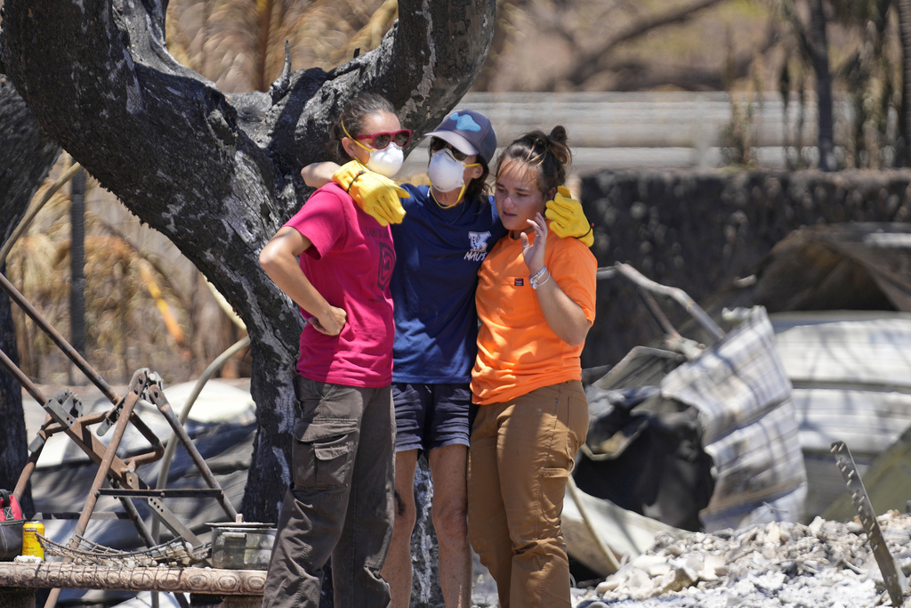תושבות בוחנות בית הרוס לאחר השריפה בהאווי (צילום: AP Photo/Rick Bowmer)