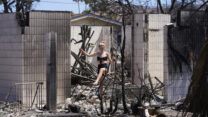 דיירת בבית הרוס לאחר השריפה בהאווי (צילום: AP Photo/Rick Bowmer)