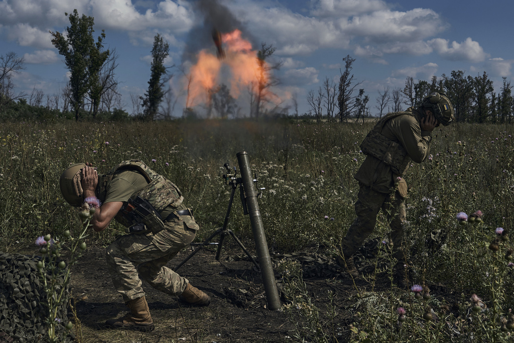 חיילים אוקראינים יורים מרגמה לעבר עמדות רוסיות ליד באחמוט שאזור דונייצק (צילום: AP/Libkos)