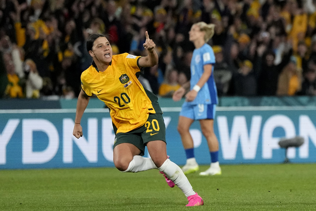 סאם קר מנבחרת אוסטרליה חוגגת שער מול אנגליה בחצי גמר מונדיאל נשים 2023 (צילום: AP/Rick Rycroft)