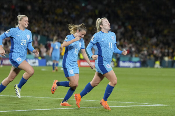 לורן המפ מנבחרת אנגליה חוגגת שער מול אוסטרליה בחצי גמר מונדיאל נשים 2023 (צילום: AP/Alessandra Tarantino)