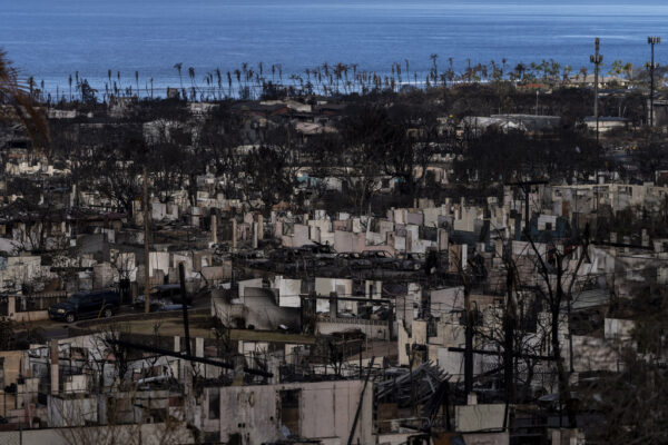 בתים שרופים בלאהאינה (צילום: AP Photo/Jae C. Hong)