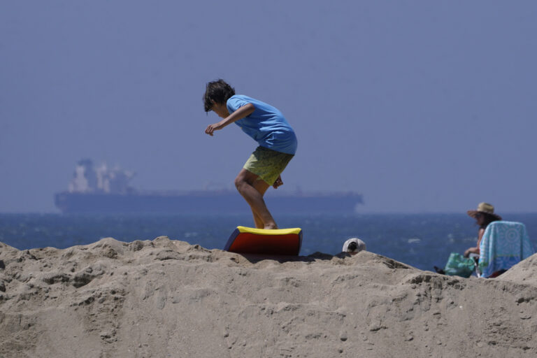 יללד משחק בחול ברחוב בסיל ביץ' קליפורניה (צילום: AP Photo/Damian Dovarganes