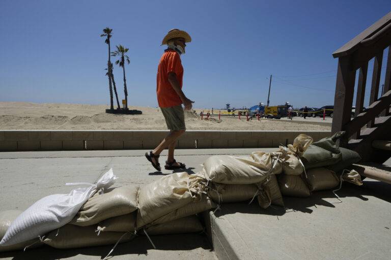 שקי חול ברחוב בסיל ביץ' קליפורניה בהיערכות להוריקון הילארי (צילום: AP Photo/Damian Dovarganes)