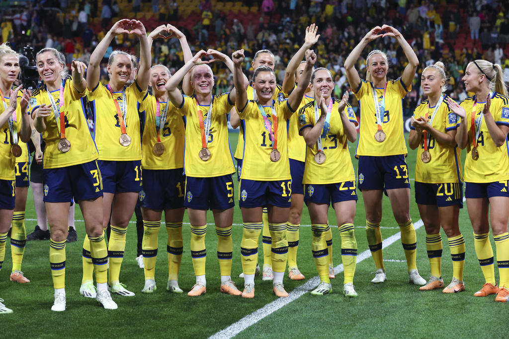 שחקניות נבחרת שבדיה חוגגות את זכייתן במקום השלישי במונדיאל נשים 2023, אחרי ניצחון 0:2 על אוסטרליה (צילום: AP/Tertius Pickard)