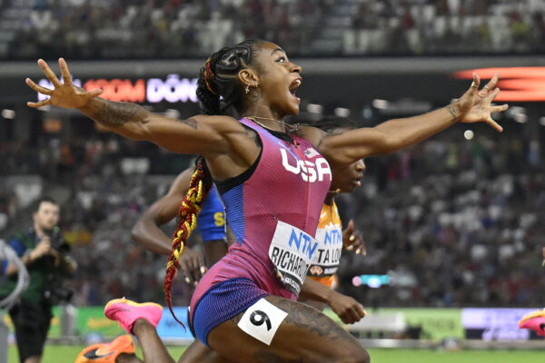 שאקרי ריצ'רדסון מארה"ב חוצה ראשונה את קו הסיום בגמר 100 מטר לנשים באליפות העולם באתלטיקה בבודפשט 2023 (צילום: AP/Denes Erdos)