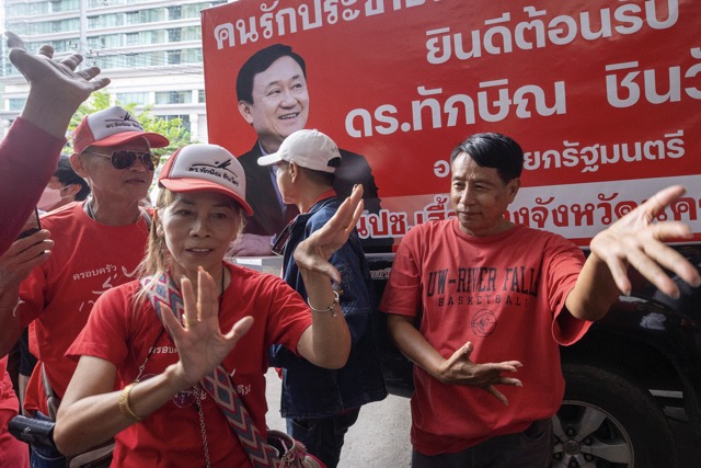 תומכי מפלגת ״פואה תאי״ התאילנדית ממתינים לראש הממשלה לשעבר תאקסין צ'ינוואט בשדה התעופה (צילום: AP Photo/Wason Wanichakorn)