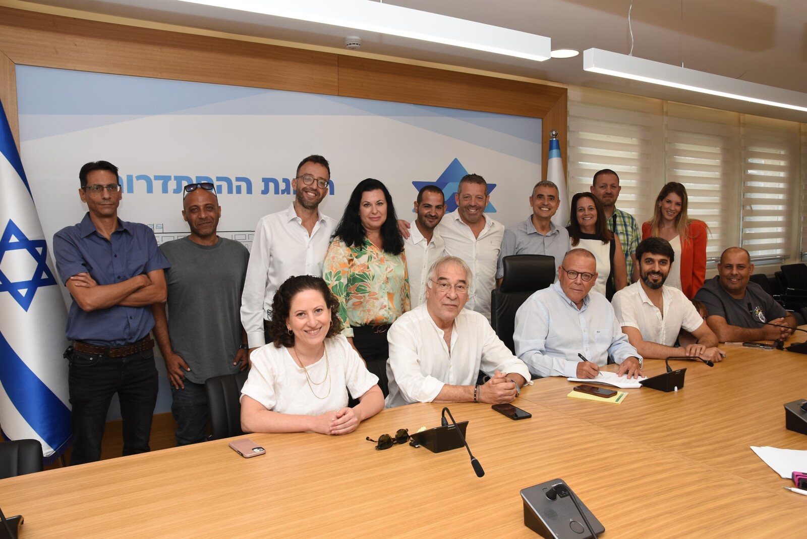 Signing of the first collective bargaining agreement at Tevel Metro, which operates the Gush Dan light rail line (Photo: Histadrut Spokesperson's Office).