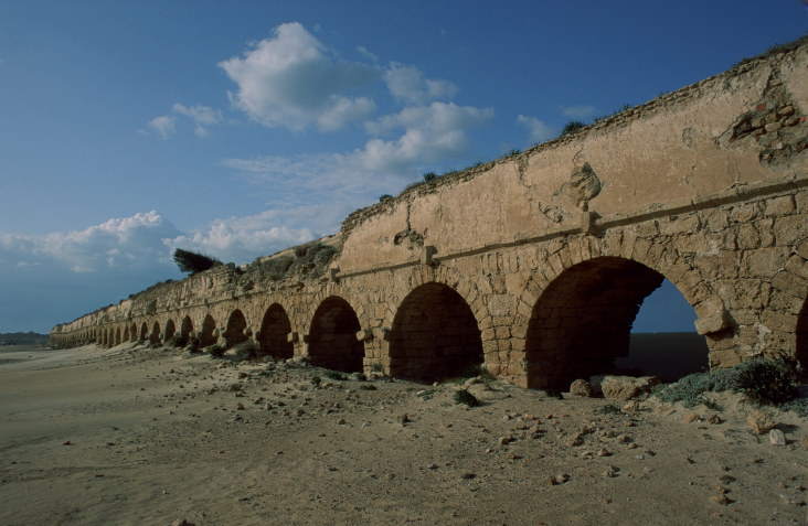 אמת המים הרומית בקיסריה (צילום ארכיון: דורון הורוביץ/פלאש90)