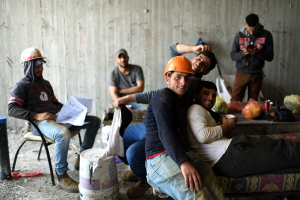 עובדי בניין צעירים באתר בנייה (צילום: גיל יערי/ פלאש90)